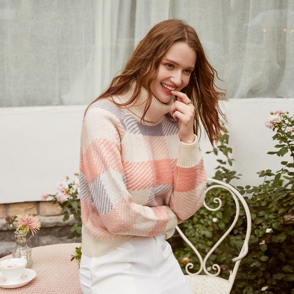 🎥 Colorblock Turtleneck Pullover Sweater - Picture 8 of 13